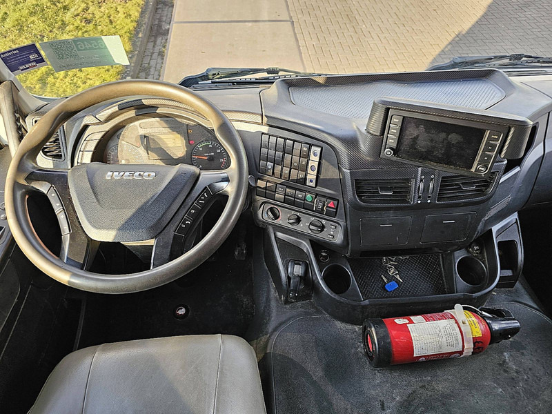 Camion benne Iveco AT260T45 TRAKKER HIAB XS144