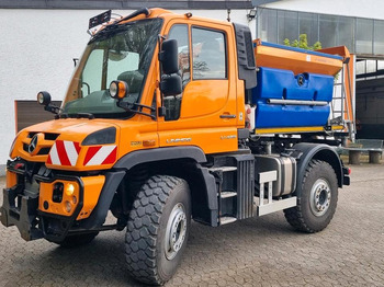 Véhicule de voirie/ Spécial UNIMOG