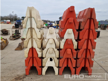 Matériel de chantier Bundle of Water Filled Barriers