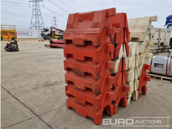 Matériel de chantier Bundle of Water Filled Barriers