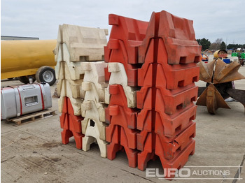 Matériel de chantier Bundle of Water Filled Barriers