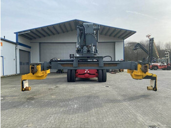 Reach stacker