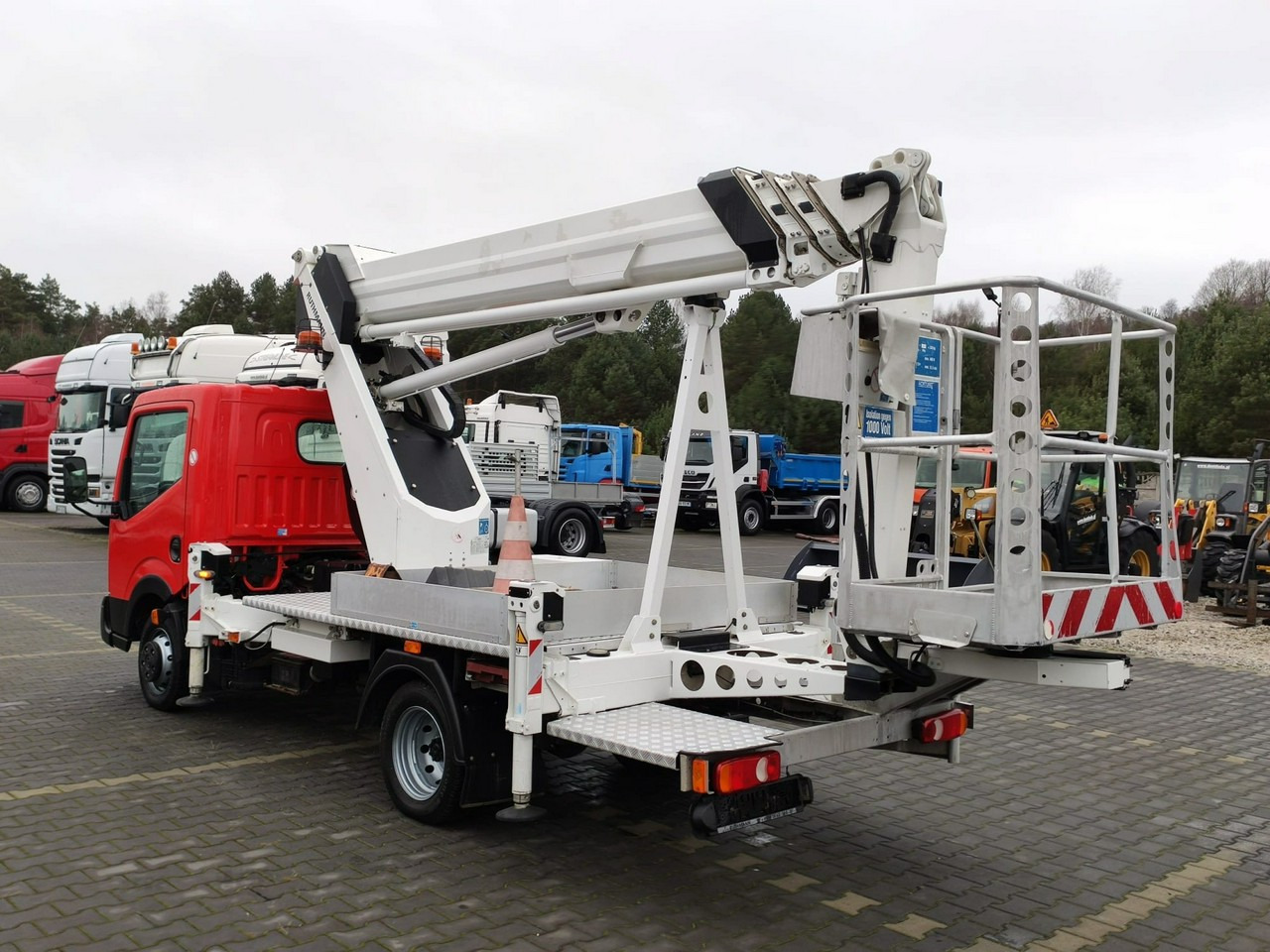 Camion avec nacelle Nissan Cabstar