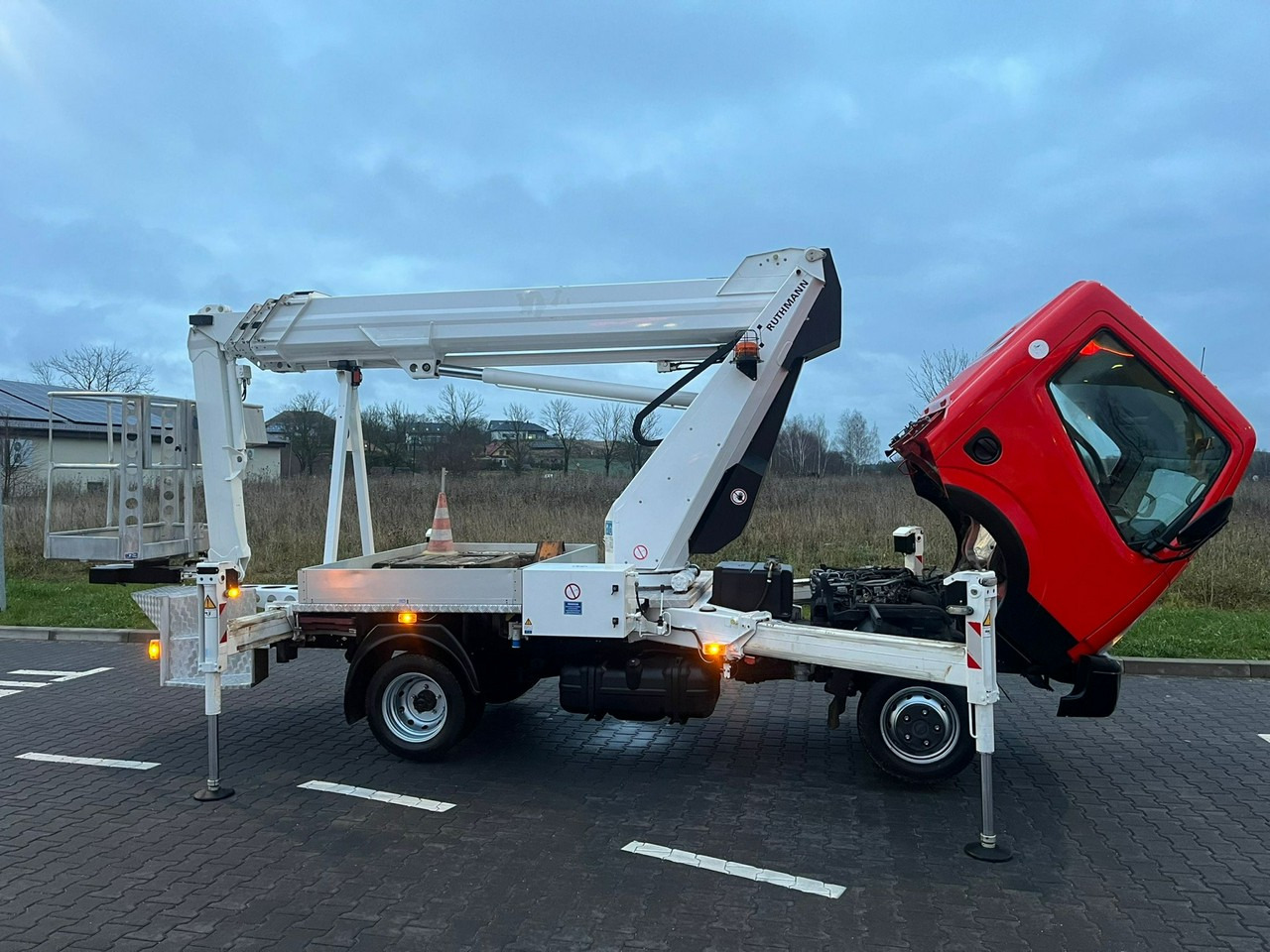 Camion avec nacelle Nissan Cabstar