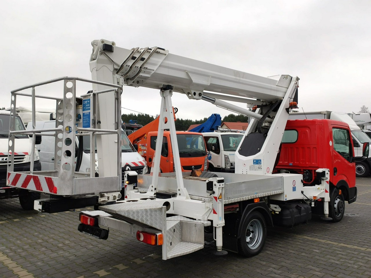 Camion avec nacelle Nissan Cabstar