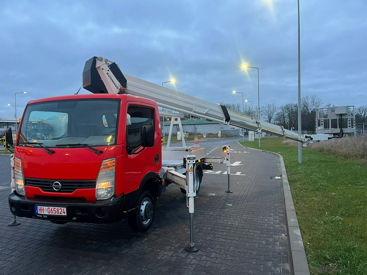 Camion avec nacelle Nissan Cabstar