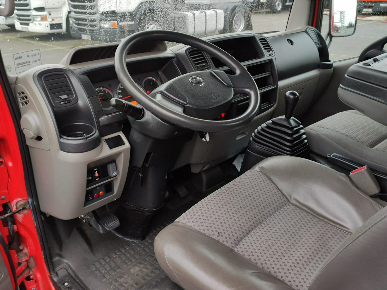 Camion avec nacelle Nissan Cabstar