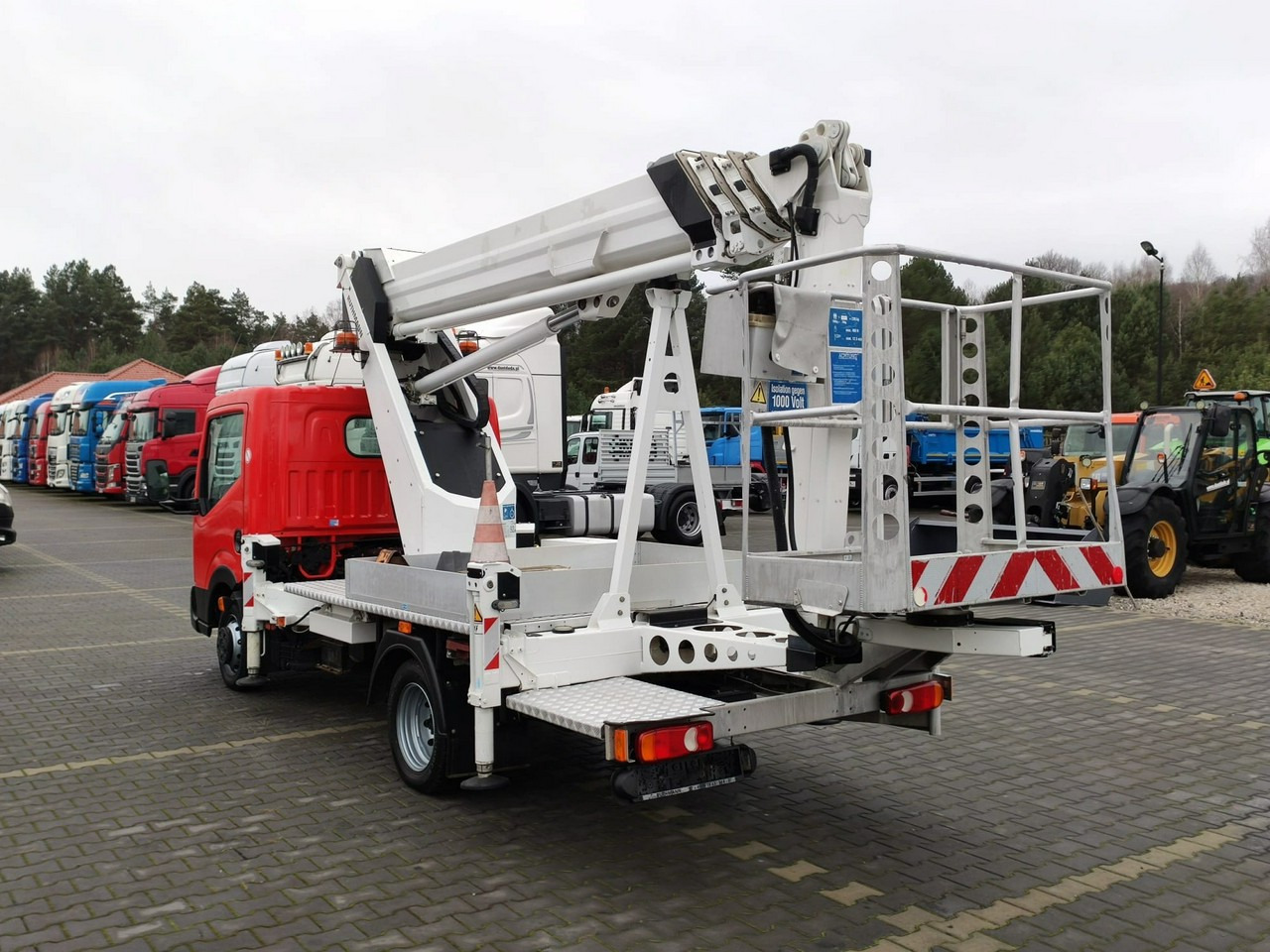 Camion avec nacelle Nissan Cabstar