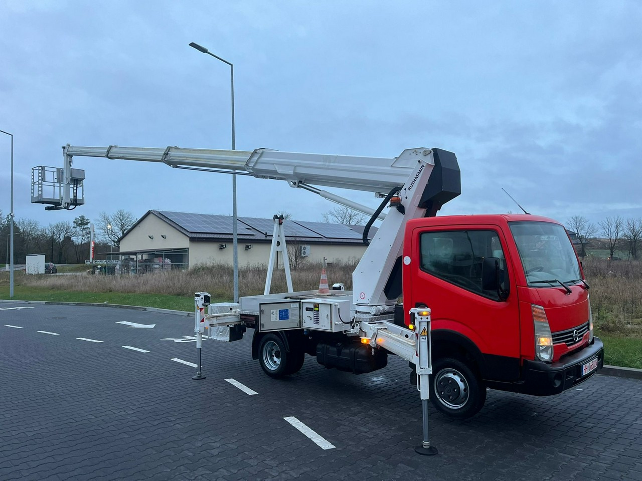 Camion avec nacelle Nissan Cabstar