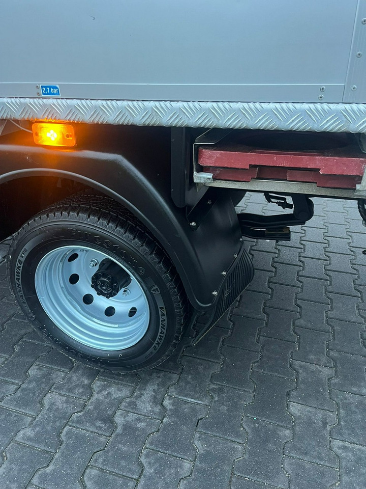 Camion avec nacelle Nissan Cabstar