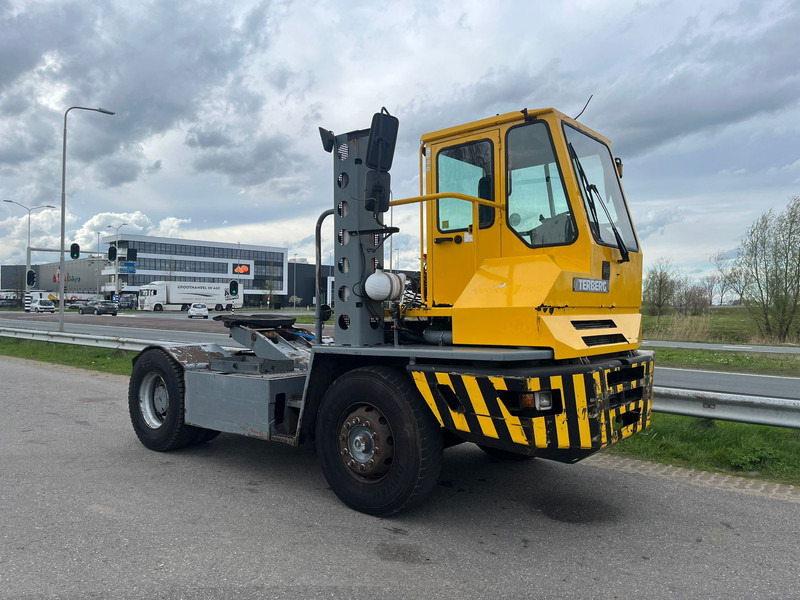 Tracteur portuaire Terberg YT220