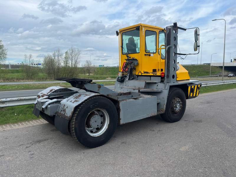 Tracteur portuaire Terberg YT220