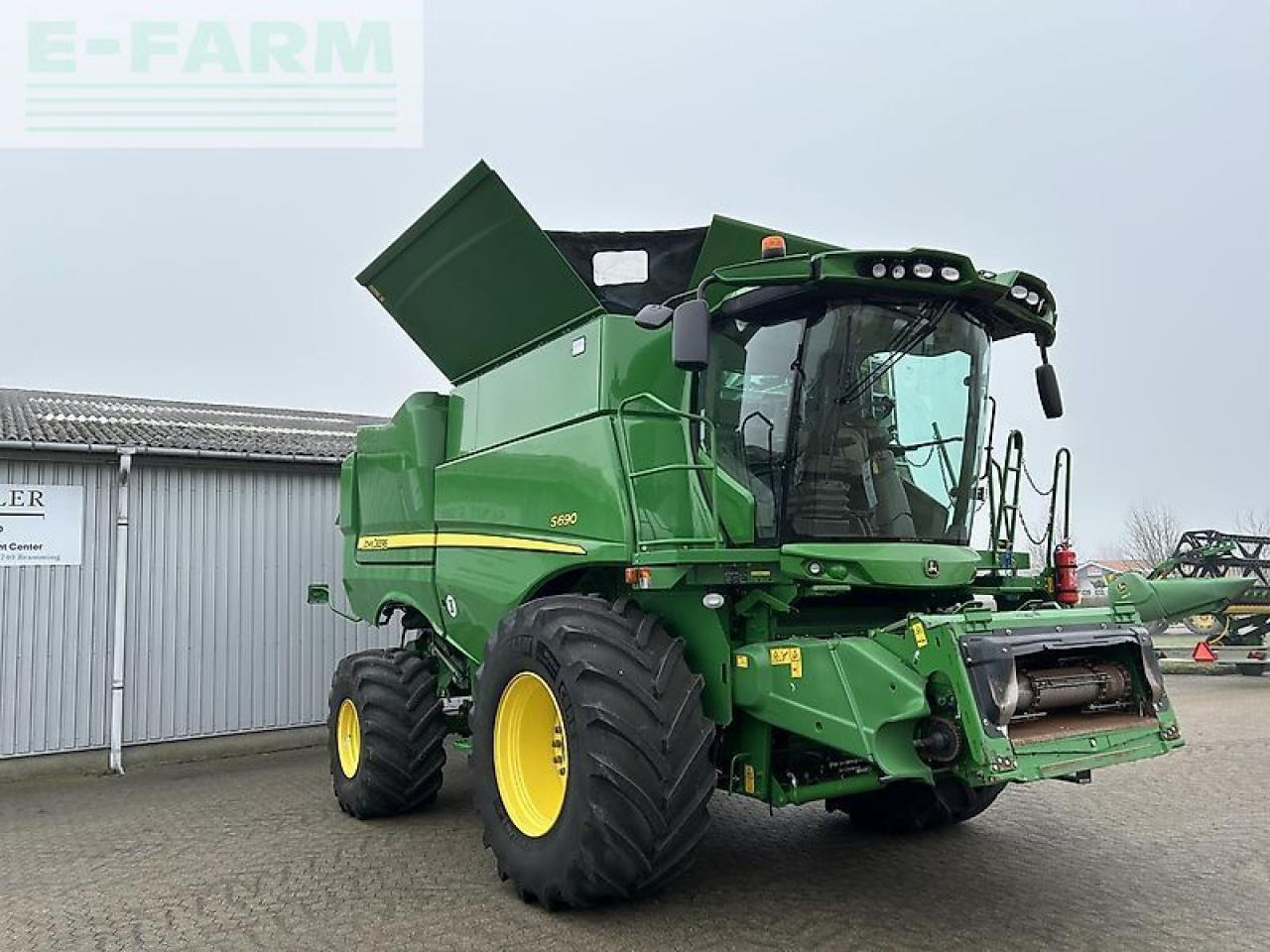 Moissonneuse-batteuse John Deere s690