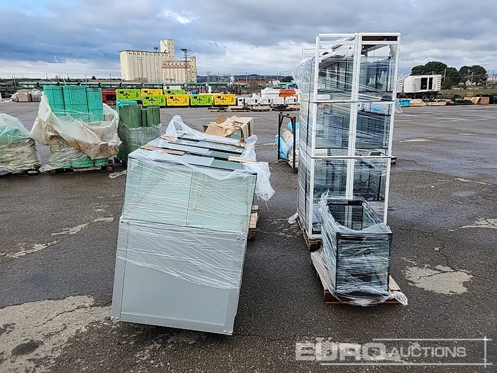 Matériel de chantier Pallet of Various Aquariums (4 of)