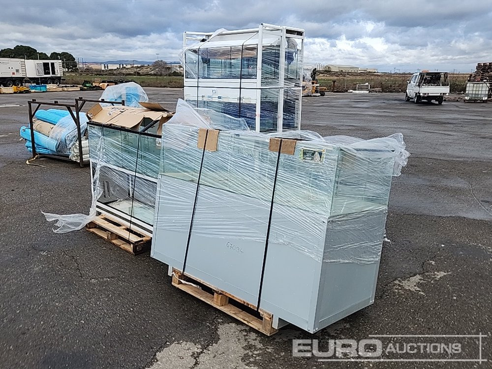 Matériel de chantier Pallet of Various Aquariums (4 of)