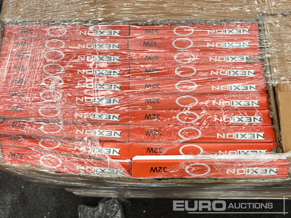 Matériel de chantier Unused Nexion Pallet of 32W Circular Fluorescent Lamps (160 of)