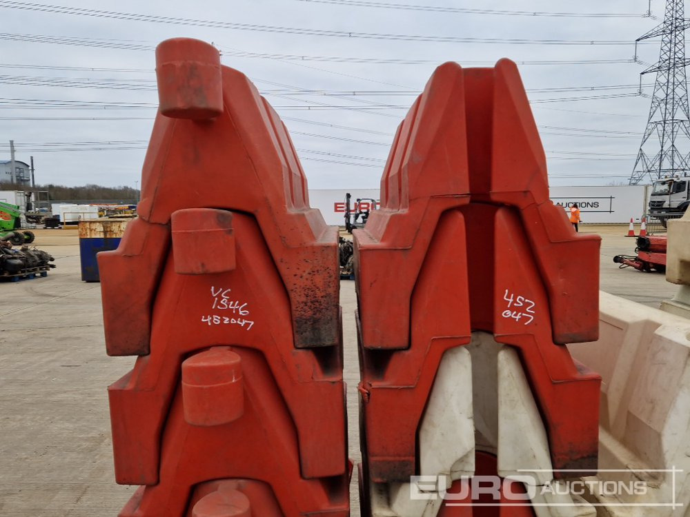 Matériel de chantier Bundle of Water Filled Barriers