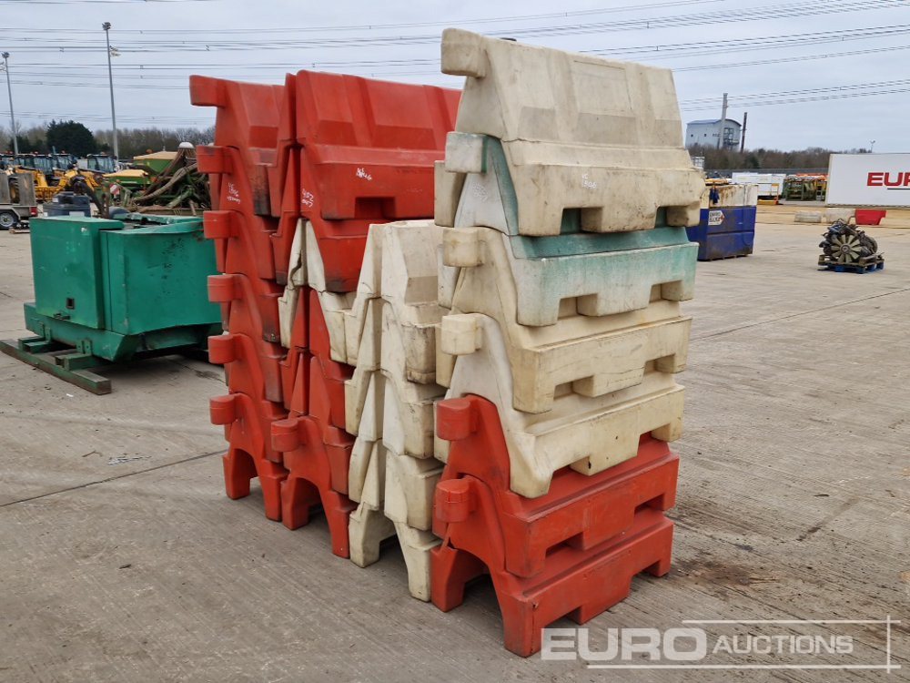 Matériel de chantier Bundle of Water Filled Barriers