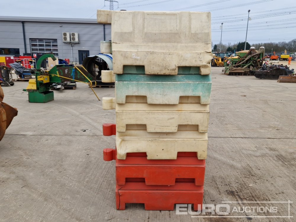 Matériel de chantier Bundle of Water Filled Barriers