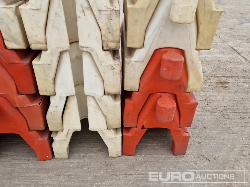 Matériel de chantier Bundle of Water Filled Barriers