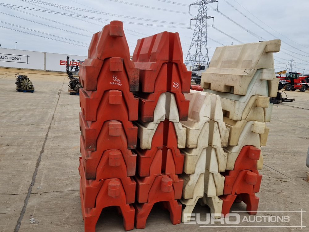 Matériel de chantier Bundle of Water Filled Barriers