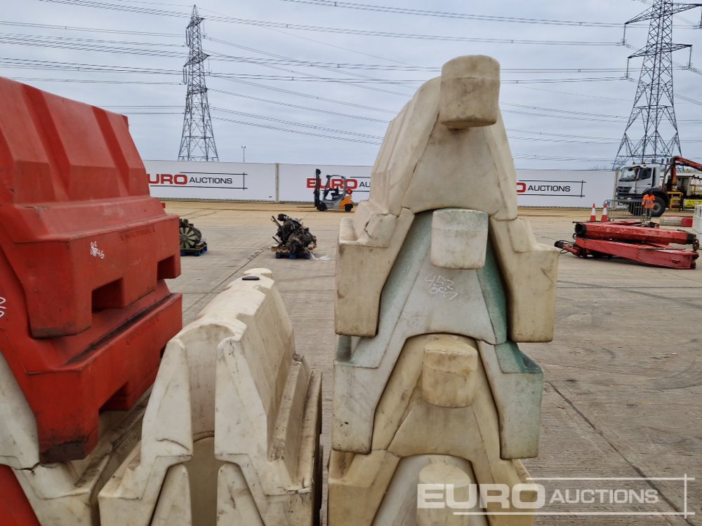 Matériel de chantier Bundle of Water Filled Barriers