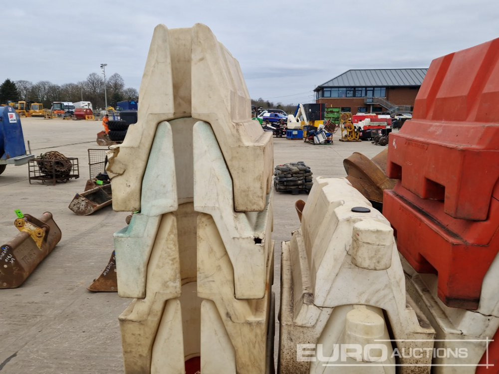 Matériel de chantier Bundle of Water Filled Barriers