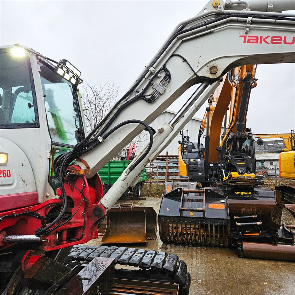 Pelle sur chenille Takeuchi TB260