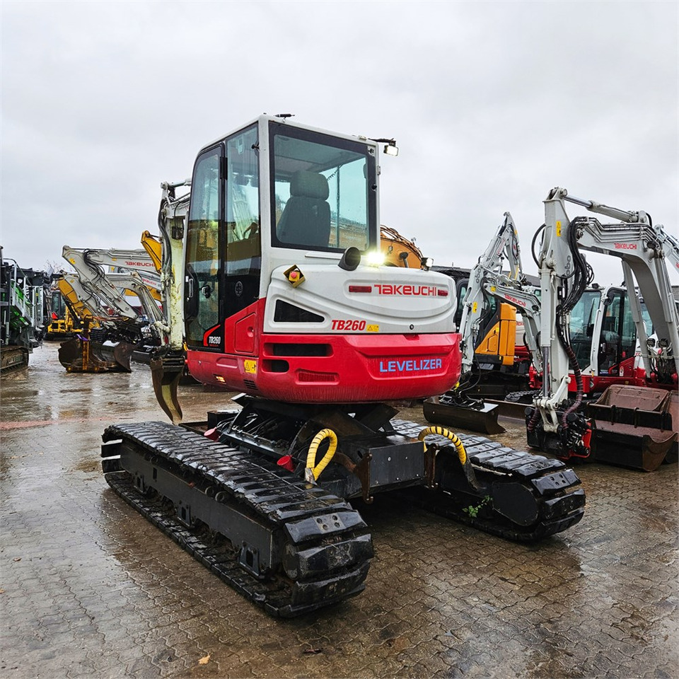 Pelle sur chenille Takeuchi TB260