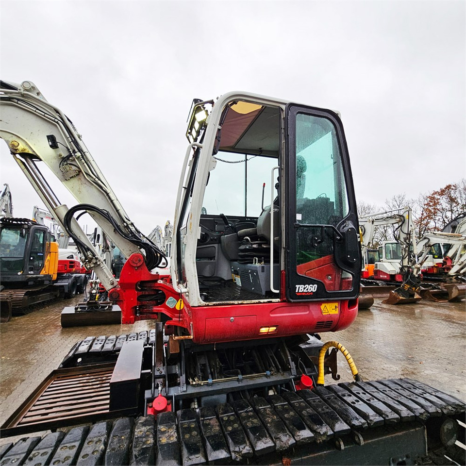 Pelle sur chenille Takeuchi TB260