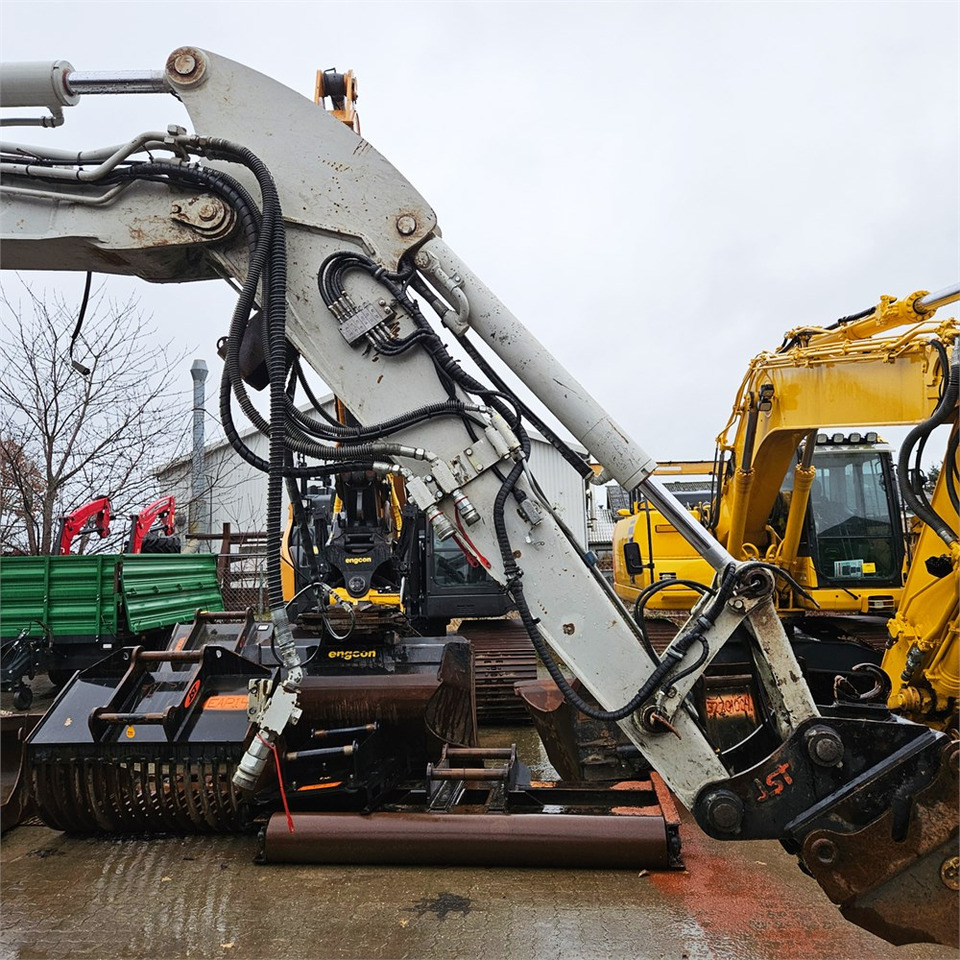 Pelle sur chenille Takeuchi TB260