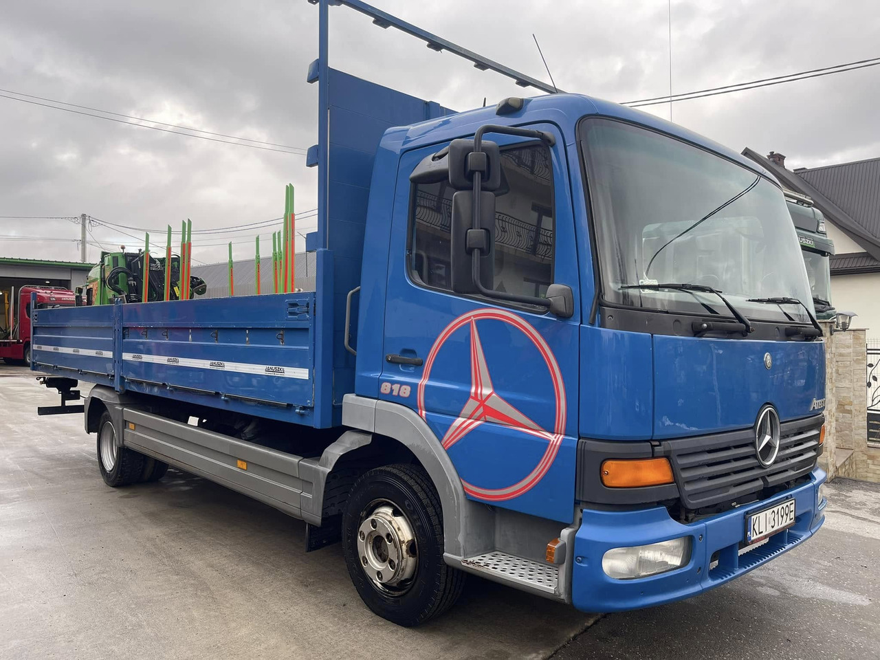 Camion plateau Mercedes Benz Atego 818