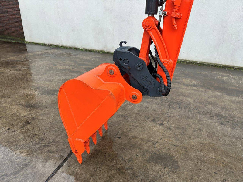 Pelle sur chenille Kubota KX155-5